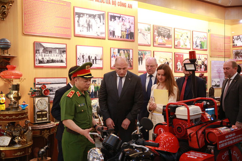 Trung tướng Lê Quang Bốn giới thiệu với Bộ trưởng Kurenkov Aleksandr Vyacheslavovich các thiết bị PCCC.