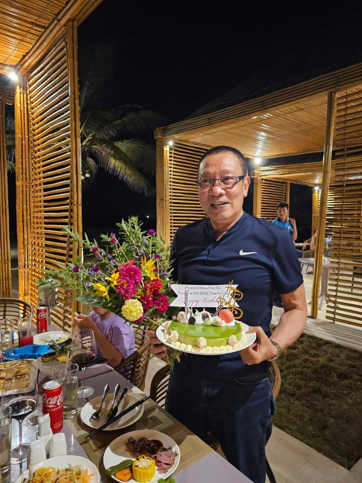 Những hình ảnh đời thường được MC Lại Văn Sâm chia sẻ trên trang cá nhân sau khi nghỉ hưu. Ông bắt đầu sử dụng Facebook từ sau khi rời VTV.