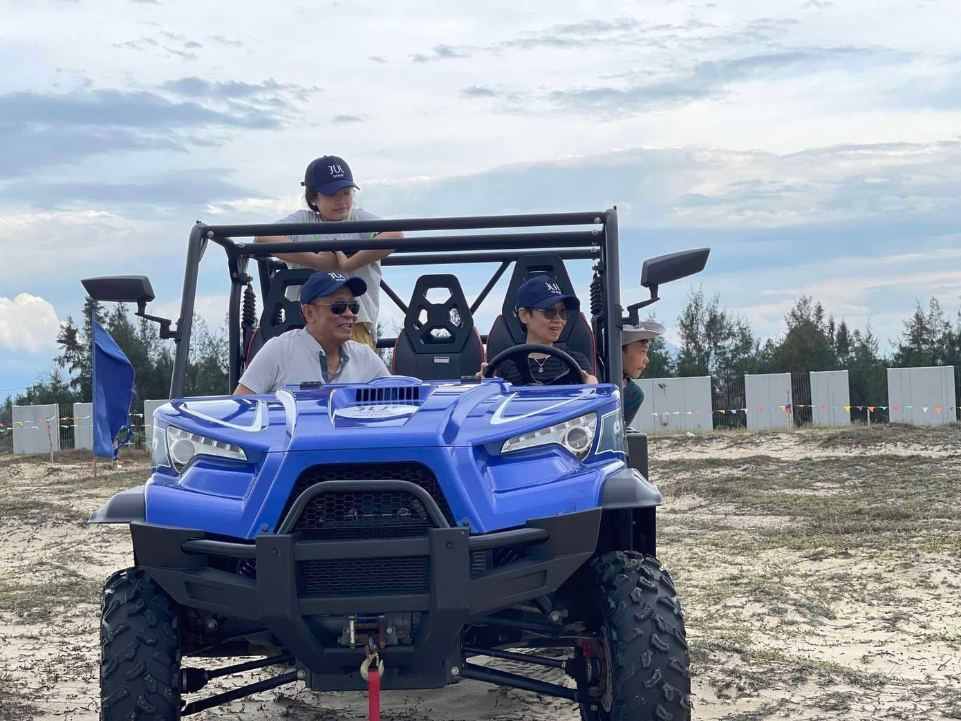 Những hình ảnh đời thường được MC Lại Văn Sâm chia sẻ trên trang cá nhân sau khi nghỉ hưu. Ông bắt đầu sử dụng Facebook từ sau khi rời VTV.