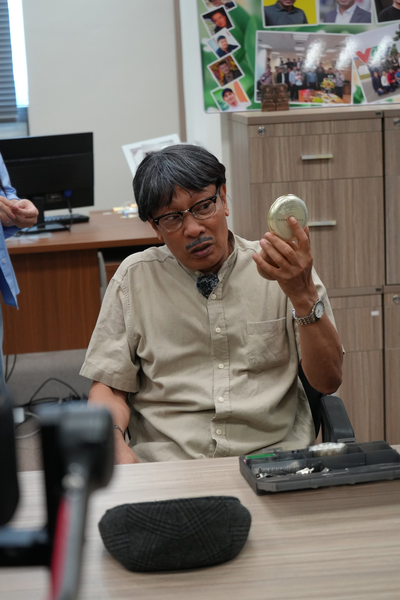 MC Lại Văn Sâm chỉ đồng ý đội tóc giả và dán râu giả trong thử thách hóa trang.