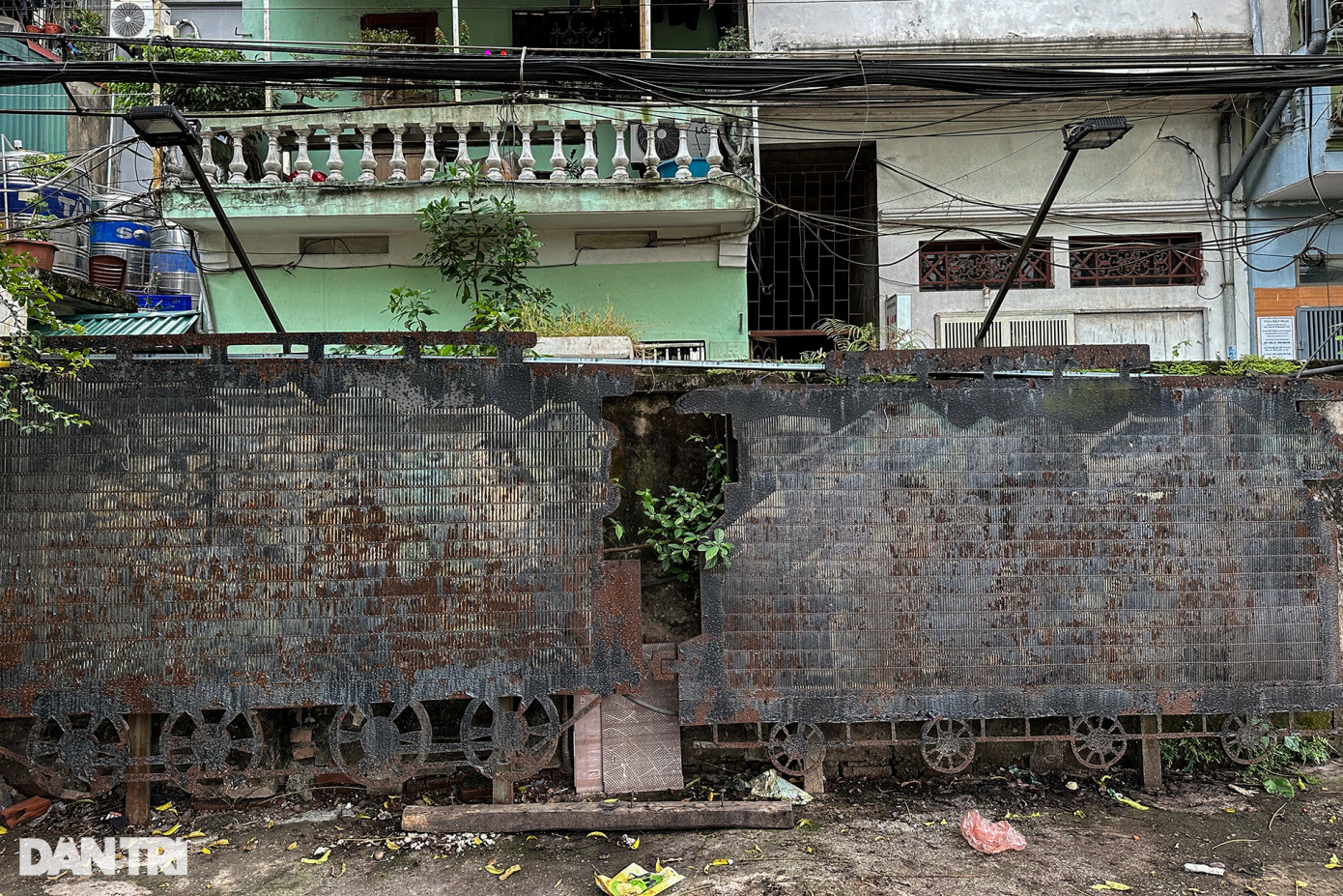 Tác phẩm "Xẩm tàu điện" sử dụng thép vụn, hàn, cắt laze, túi nilon... lấy cảm hứng từ hoạt động hát xẩm trên tàu điện. Hiện tại không thể nhận ra nguyên gốc tác phẩm này.