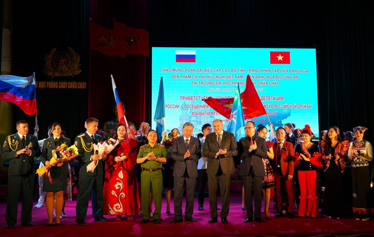 Các đồng chí lãnh đạo và các nghệ sỹ trong chương trình biểu diễn văn nghệ tại buổi gặp mặt.