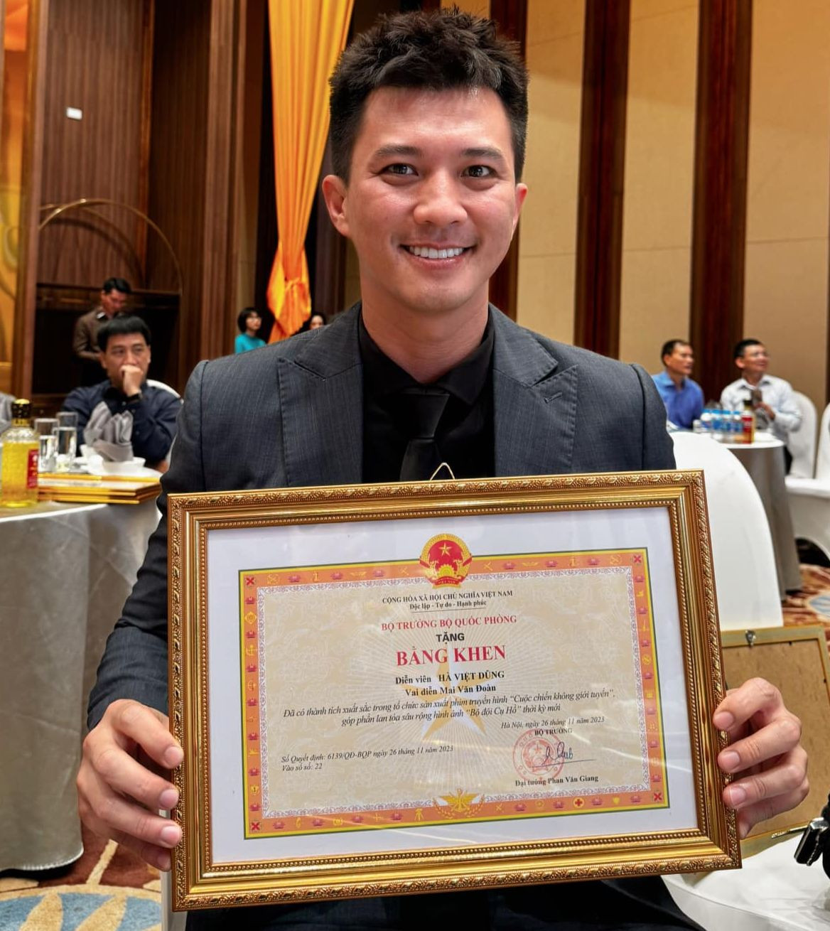 Dàn diễn viên Cuộc chiến không giới tuyến nhận bằng khen.