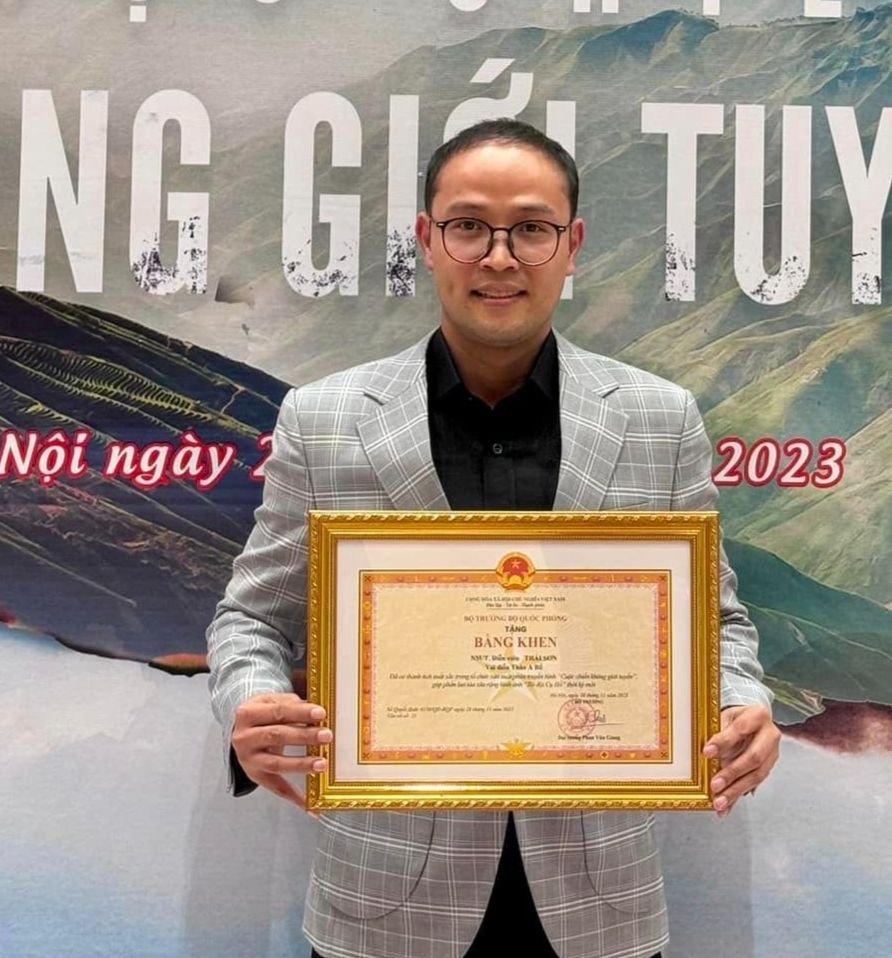 Dàn diễn viên Cuộc chiến không giới tuyến nhận bằng khen.