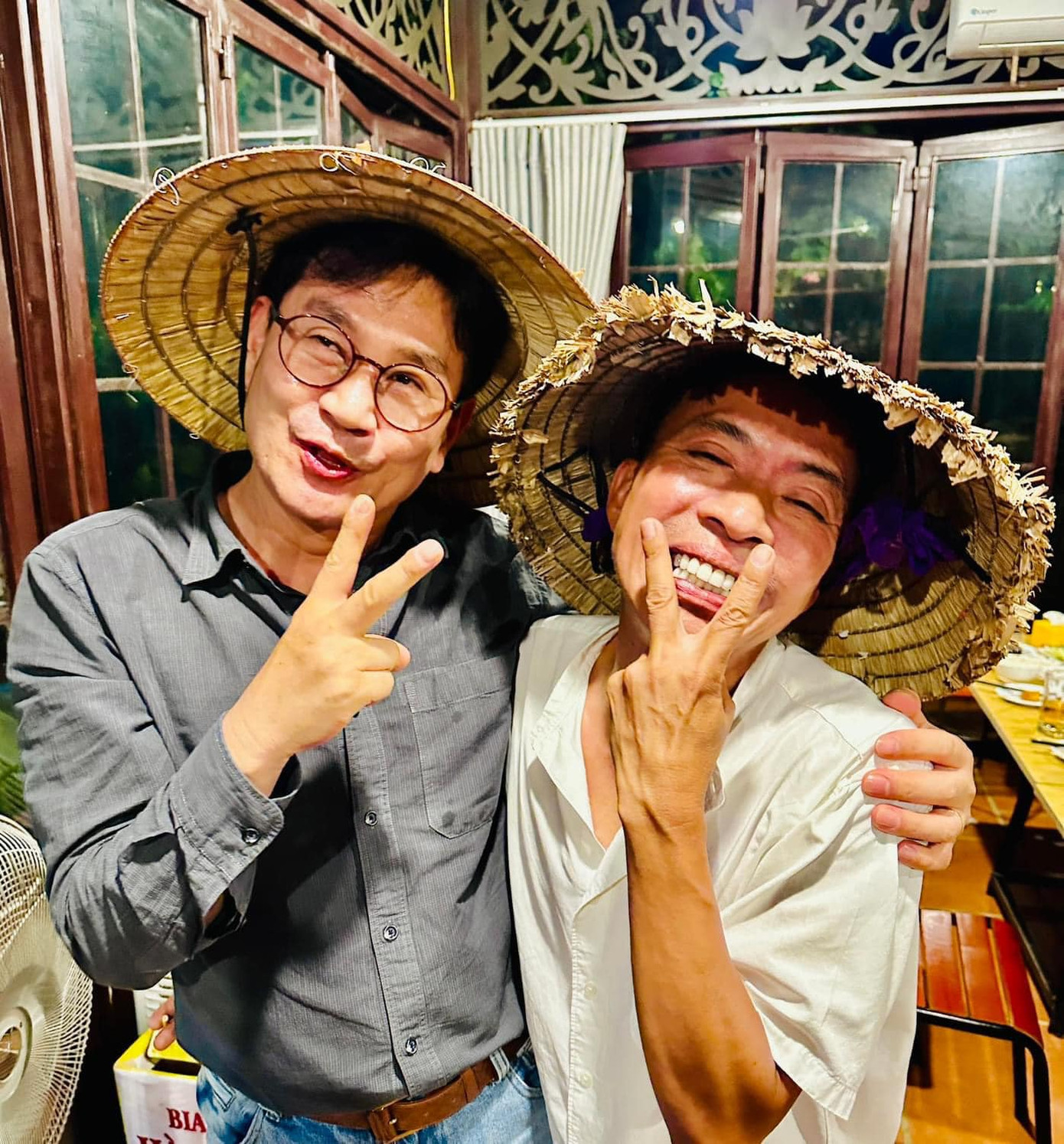 Việt Hoàn có cuộc sống bình dị ở trang trại ngoại ô Hà Nội. Việt Hoàn có cuộc sống bình dị ở trang trại ngoại ô Hà Nội.