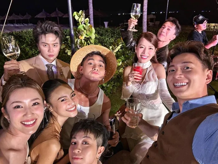 Puka diện váy trắng đơn giản trong tiệc tối. Puka diện váy trắng đơn giản trong tiệc tối.