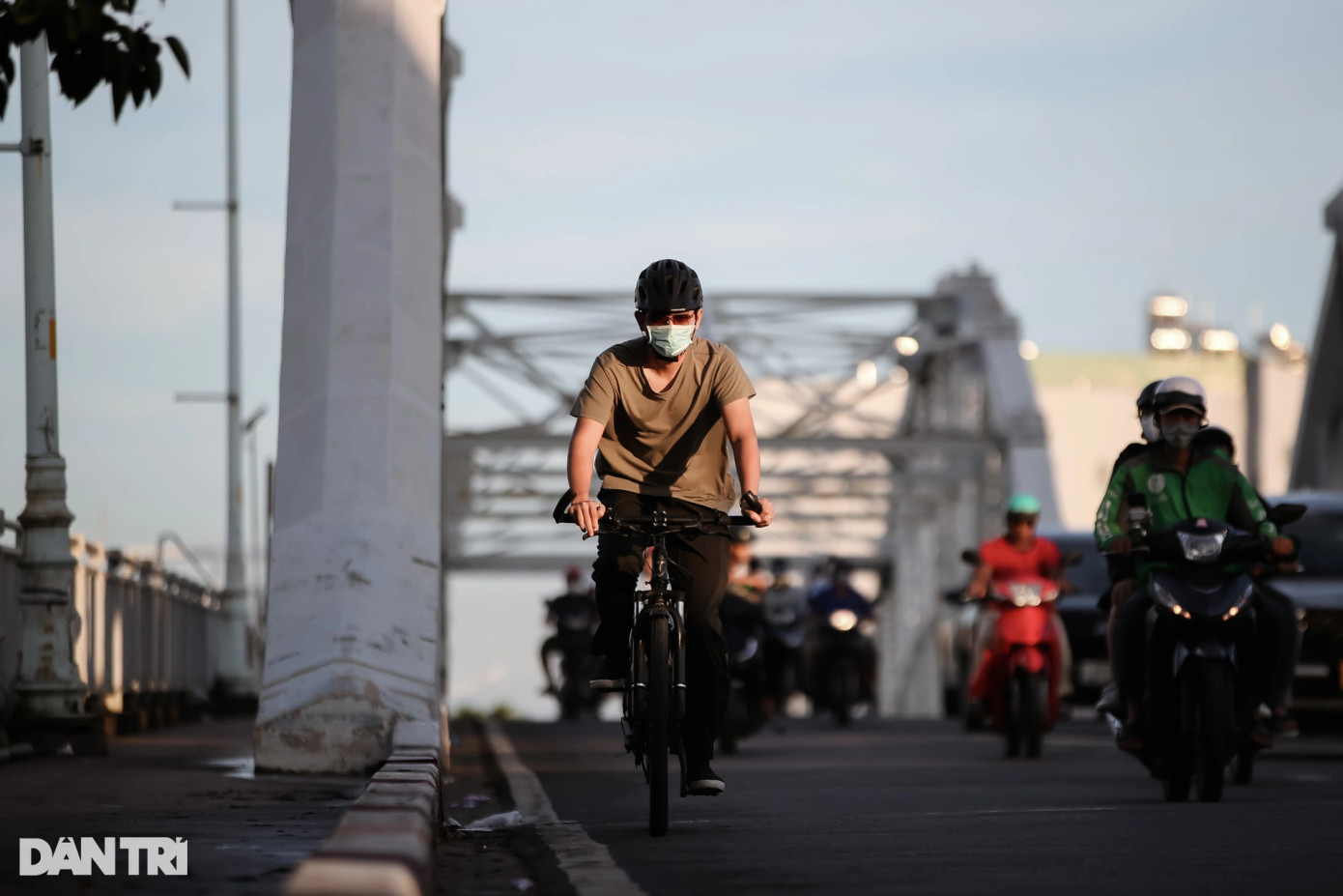 Suốt trăm năm qua, hình ảnh cây cầu Tân Thuận 1 gắn liền với đời sống người dân khu vực này.