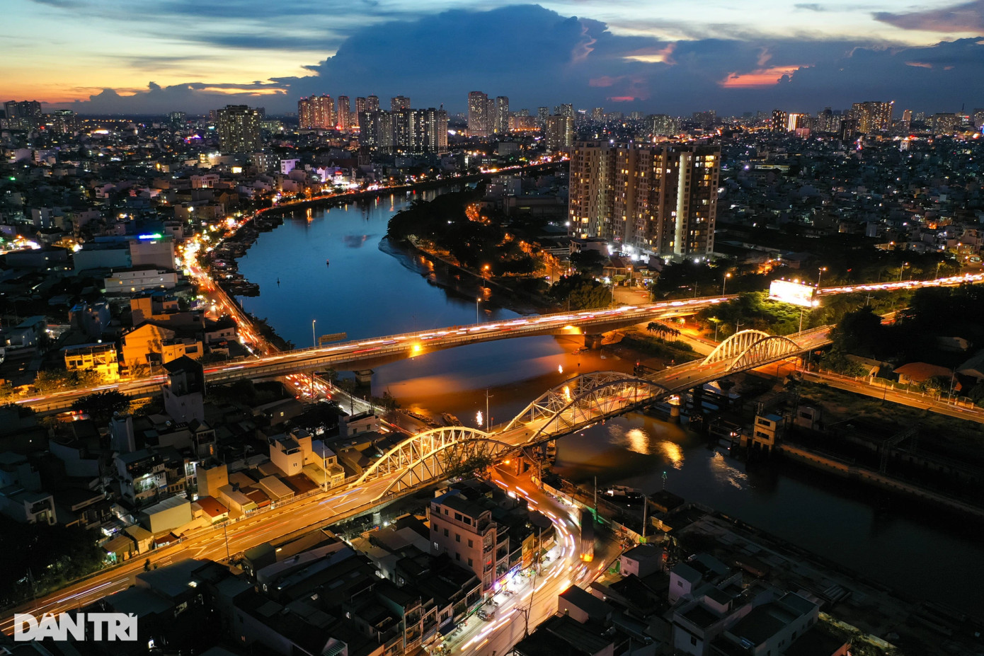 Cầu Tân Thuận 1 và 2 lung linh về đêm, kết nối đôi bờ kênh Tẻ, giúp việc đi lại của người dân quận 4 và quận 7 thuận tiện hơn.