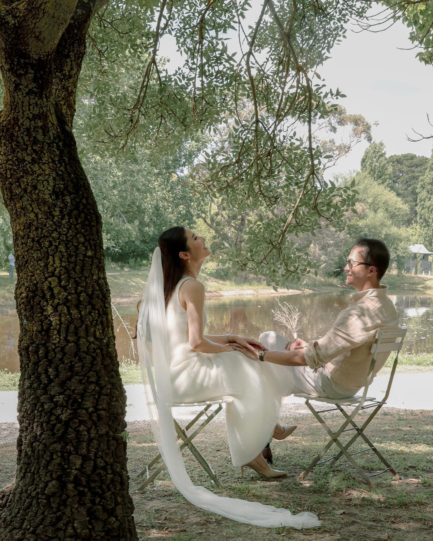 Sáng 21/11, Diễm My 9X đã đăng tải loạt ảnh cưới bên bạn trai doanh nhân trên trang cá nhân. Cô cho biết bộ ảnh được chụp ở địa điểm mà cặp đôi từng hẹn hò tại Australia.