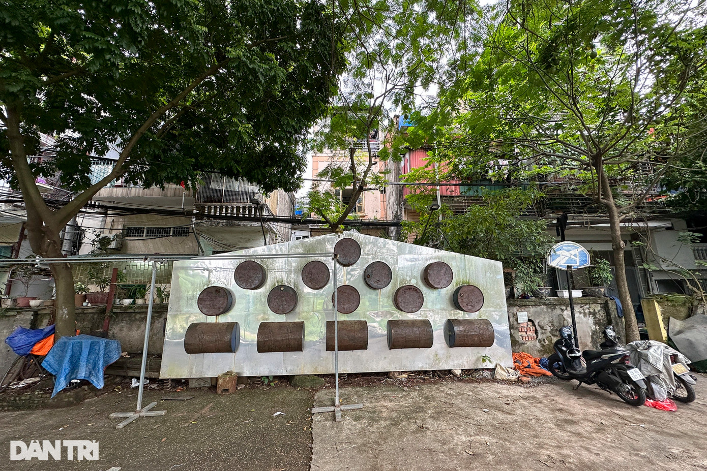 Tác phẩm "Nhà nổi" được làm từ thùng phi, alu gương, đèn led để chiếu sáng ban đêm. Được tạo thành từ thủ pháp đồ họa và công nghệ hiện đại, đây là một trong số ít tác phẩm vẫn còn giữ được nguyên bản.