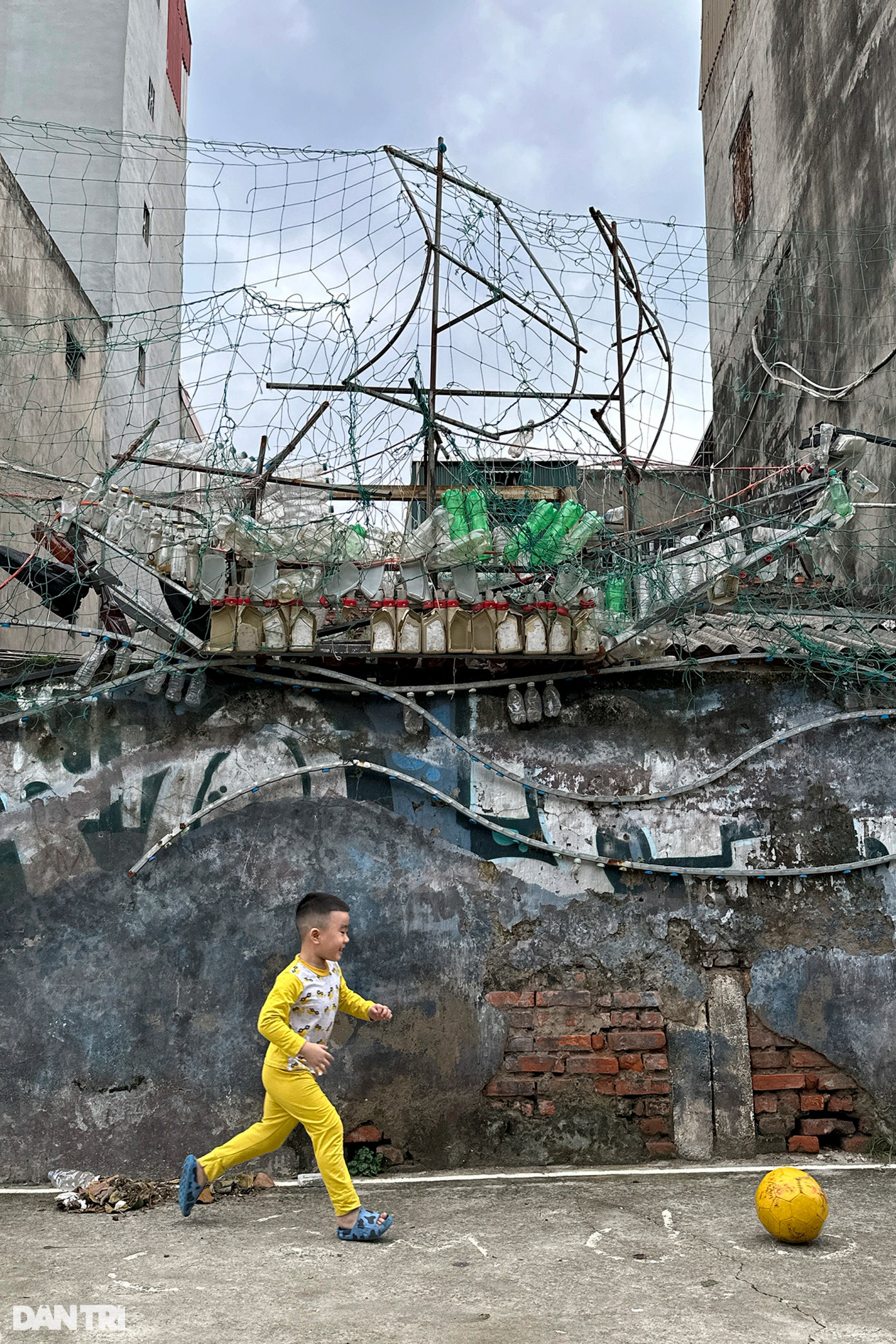 Các tác phẩm được tạo ra từ phế liệu tạo được ấn tượng ban đầu rất tốt, nhưng đã bộc lộ điểm yếu nhanh hỏng sau một thời gian ngắn. Trong ảnh là hiện trạng một phần tác phẩm "Thuyền" của tác giả Vũ Xuân Đông.