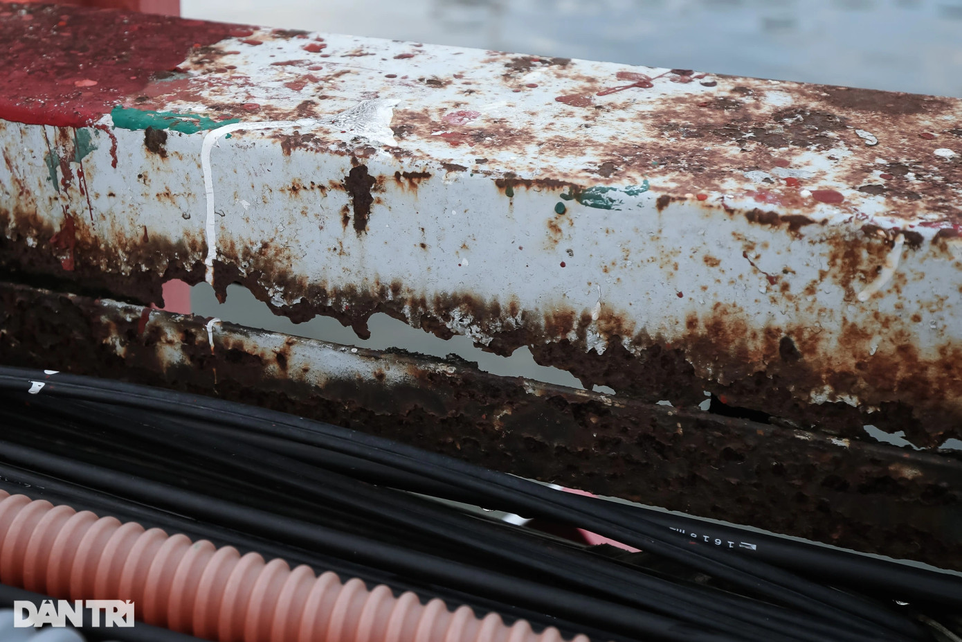 Nhiều chi tiết của cầu hiện đã có dấu hiệu rỉ sét, bị ăn mòn theo thời gian.