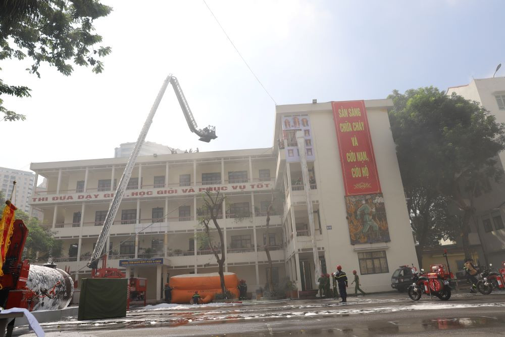 Cán bộ, giảng viên, học viên nhà trường diễn tập phương án chữa cháy và cứu nạn cứu hộ trong tình huống giả định cháy nổ hóa chất và cháy lan sang nhà cao tầng.