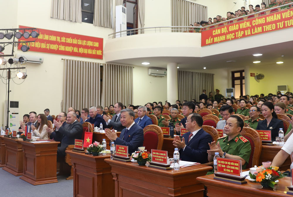 Các đại biểu tham dự chương trình.