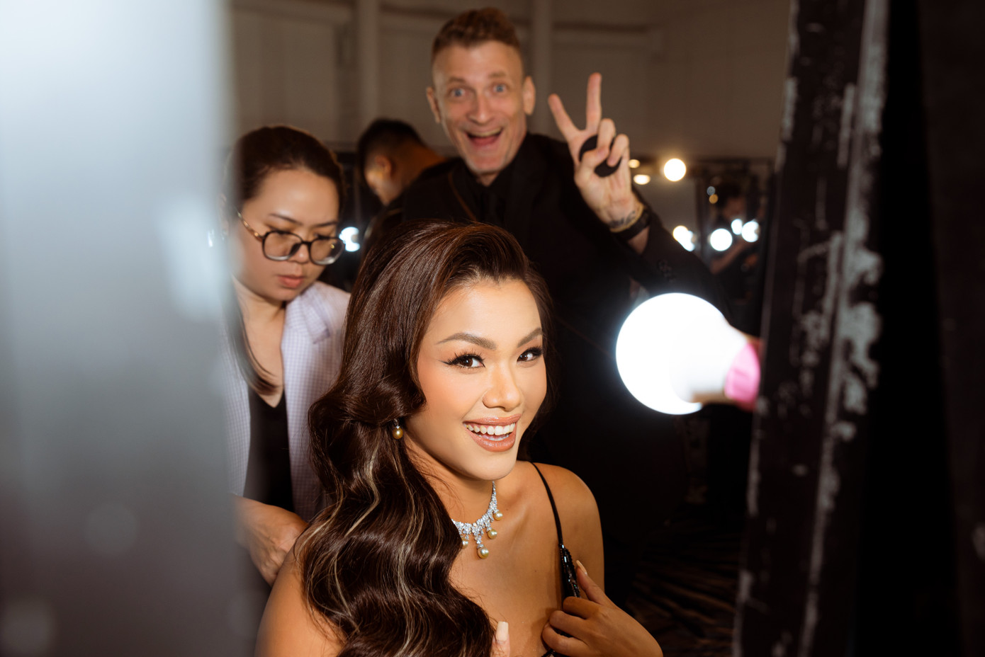 Phương Vy trong hậu trường Chị đẹp đạp gió rẽ sóng.