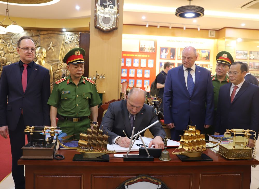 Đồng chí Thượng tướng Kurenkov Aleksandr Vyacheslavovich – Bộ trưởng Bộ Tình trạng khẩn cấp Liên bang Nga ghi sổ vàng truyền thống tại Phòng Truyền thống của Trường Đại học PCCC.