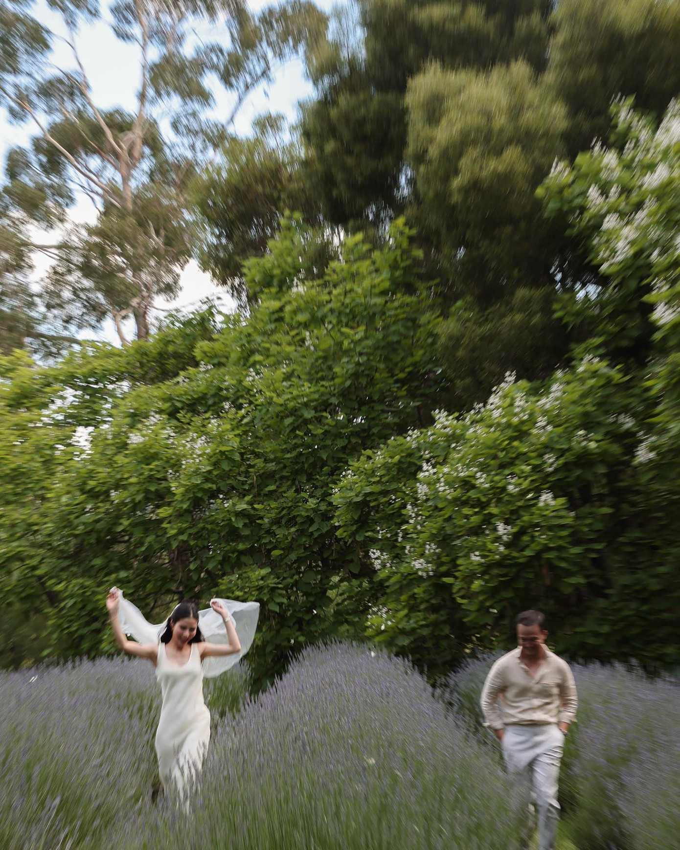 Diễm My 9X và doanh nhân Vinh Nguyễn gặp nhau lần đầu khi cùng dự một liên hoan phim tại Melbourne. Họ cảm mến nhau và bắt đầu hẹn hò.