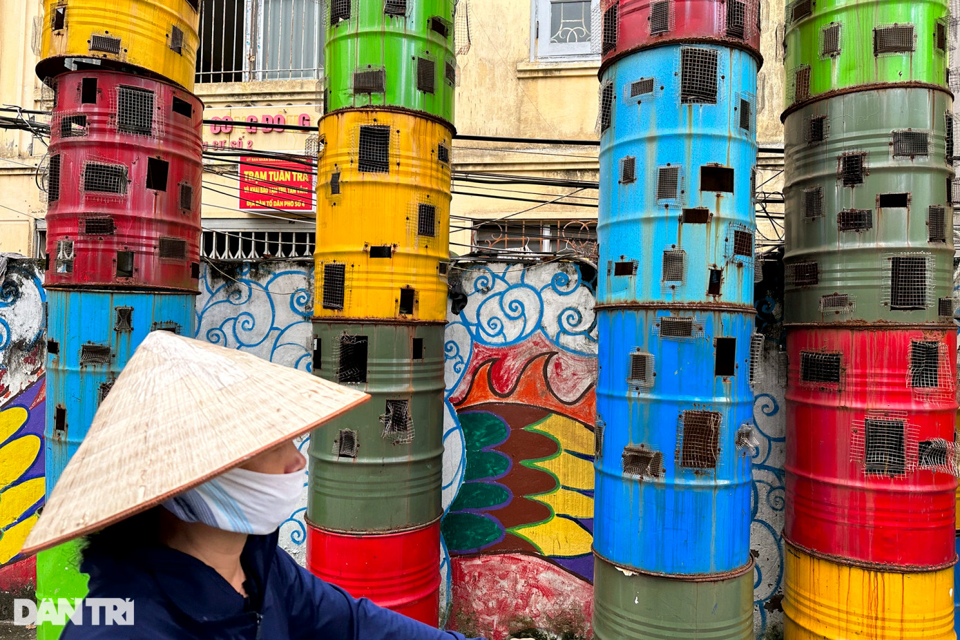 Tác phẩm "Thành phố bên sông" sử dụng thùng phi hỏng, lưới sắt, đèn led. Theo tác giả Nguyễn Ngọc Lâm, tác phẩm lấy cảm hứng từ thực trạng dân số, phân bổ dân cư lao động, công tác quản lý đô thị và thực trạng hệ thống hạ tầng thành phố. Khu vực dự án nghệ thuật công cộng Phúc Tân hiện là một điểm tham quan của khách du lịch ven sông Hồng.