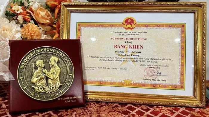 Thu Quỳnh hạnh phúc khi được nhận bằng khen của Bộ Quốc phòng sau thành công bộ phim Cuộc chiến không giới tuyến.