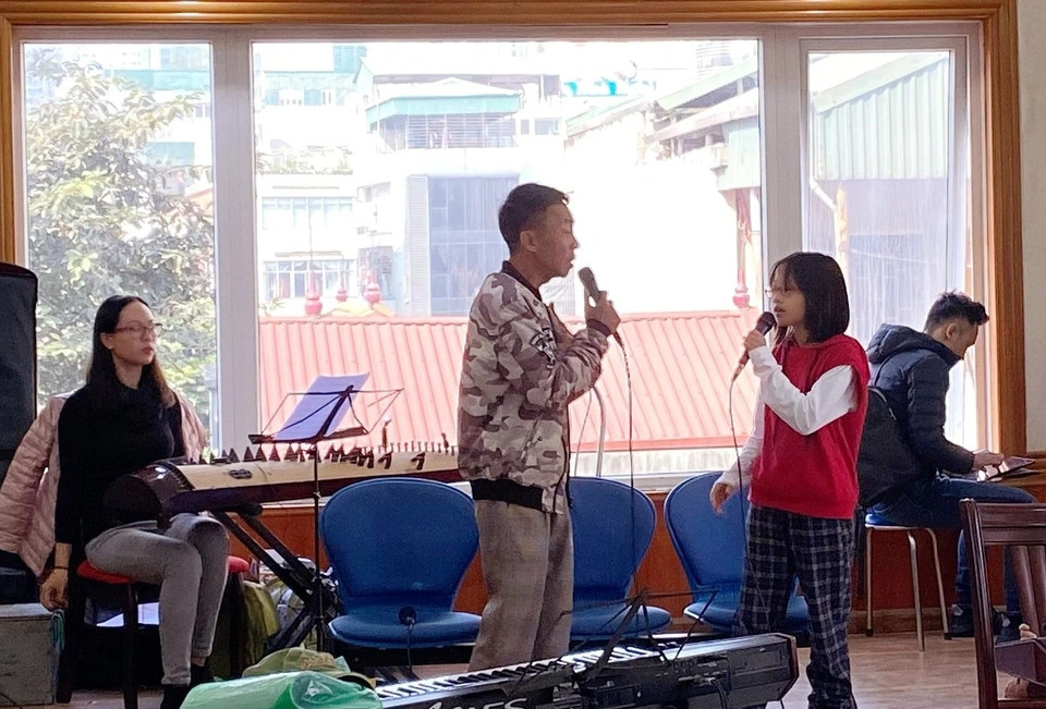 NSƯT Việt Hoàn nhiều lần đưa con gái lên sân khấu biểu diễn. NSƯT Việt Hoàn nhiều lần đưa con gái lên sân khấu biểu diễn.