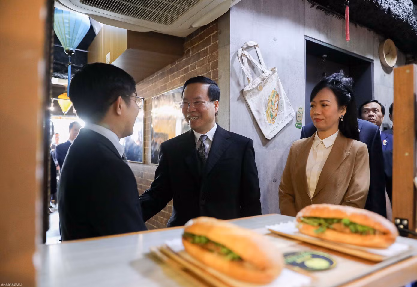 Vừa bước vào nhà hàng Bánh mì xin chào, Chủ tịch nước Võ Văn Thưởng và Phu nhân đã có những câu hỏi ân cần và gần gũi dành cho Duy và Tâm, chủ cơ sở này - những thanh niên người Việt trẻ đã có hơn 10 năm sinh sống và học tập tại Nhật Bản. Chủ tịch nước vui mừng khi được thưởng thức ẩm thực Việt giữa lòng Tokyo và bày tỏ tự hào khi ngày càng nhiều người trẻ Việt Nam tràn đầy nhiệt huyết, yêu nước, chịu khó học hỏi và nỗ lực để nắm bắt cơ hội phát triển tại Nhật Bản như hai chàng trai.