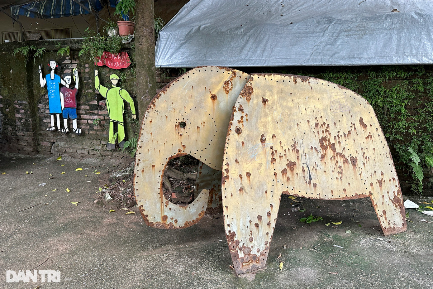 Các tác phẩm "Voi" và "Sống xanh" của tác giả người nước ngoài Goerge Burchett.