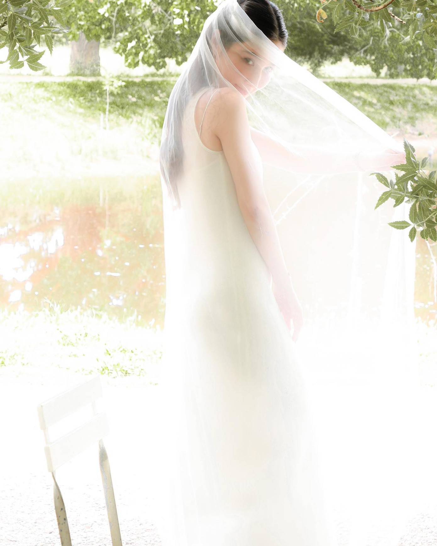 Diễm My mặc chiếc váy trắng đơn giản, trang điểm nhẹ nhàng và để tóc buông xõa tự nhiên. Trong khi đó, doanh nhân Vinh Nguyễn mặc quần tây, áo sơ mi đồng điệu với màu váy của bạn gái.