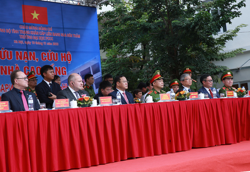 Các đồng chí lãnh đạo và đại biểu tham dự buổi diễn tập phương án chữa cháy và cứu nạn cứu hộ do cán bộ, giảng viên, học viên Trường Đại học PCCC thực hiện.