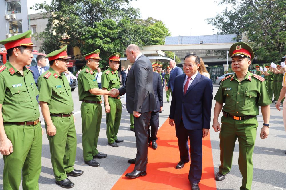 Đồng chí Thứ trưởng Nguyễn Văn Long và các đồng chí lãnh đạo nhà trường đón tiếp đoàn cán bộ cấp cao Bộ Tình trạng khẩn cấp Liên bang Nga tại Trường Đại học PCCC.
