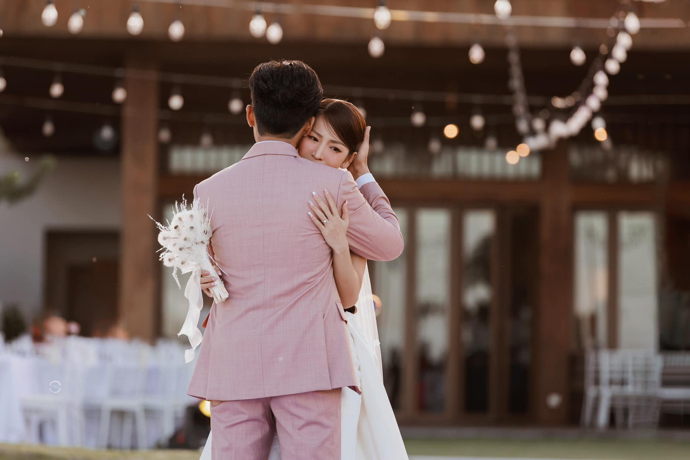 Trên sân khấu, dưới sự chứng kiến của quan viên hai họ, Gin Tuấn Kiệt nói không muốn thề hẹn vì sợ chỉ là lời nói suông. "Cảm ơn em vì đã luôn yêu thương, ở bên cạnh anh trong tất cả mọi chuyện. Dù thử thách, sóng gió nhưng cuối cùng chúng ta đã vượt qua được. Hôm nay, chúng ta đến với một chương mới của cuộc đời, trước sự chứng kiến của ba mẹ, gia đình và tất cả bạn bè, đồng nghiệp. Anh sẽ không thề, vì đó chỉ là một lời nói suông. Anh vẫn sẽ làm những điều hàng ngày đã làm cho em, để em cảm nhận được yêu thương từ anh. Cảm ơn em, vợ của anh. Anh yêu em", Gin Tuấn Kiệt nhắn gửi Puka. Trên sân khấu, dưới sự chứng kiến của quan viên hai họ, Gin Tuấn Kiệt nói không muốn thề hẹn vì sợ chỉ là lời nói suông. "Cảm ơn em vì đã luôn yêu thương, ở bên cạnh anh trong tất cả mọi chuyện. Dù thử thách, sóng gió nhưng cuối cùng chúng ta đã vượt qua được. Hôm nay, chúng ta đến với một chương mới của cuộc đời, trước sự chứng kiến của ba mẹ, gia đình và tất cả bạn bè, đồng nghiệp. Anh sẽ không thề, vì đó chỉ là một lời nói suông. Anh vẫn sẽ làm những điều hàng ngày đã làm cho em, để em cảm nhận được yêu thương từ anh. Cảm ơn em, vợ của anh. Anh yêu em", Gin Tuấn Kiệt nhắn gửi Puka.