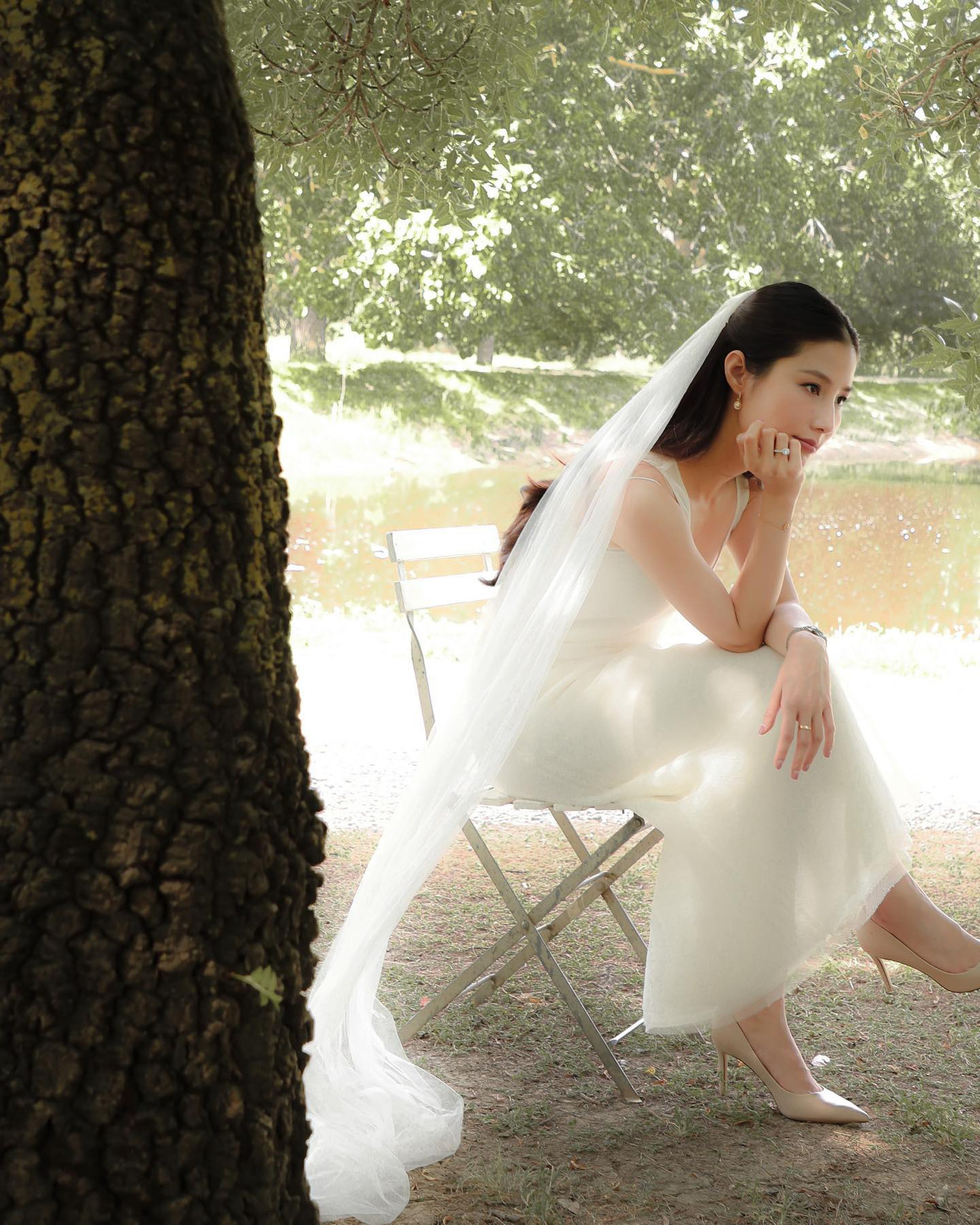 "Anh là ngoại lệ của em. Bộ ảnh chụp những nơi My - Vinh hẹn hò ở Melbourne. Chúng tôi cứ đi thong dong, dừng lại ngắm cảnh hay tấp vào một quán cà phê ven đường, rồi chụp những khoảnh khắc tự nhiên và cảm xúc nhất", Diễm My viết.