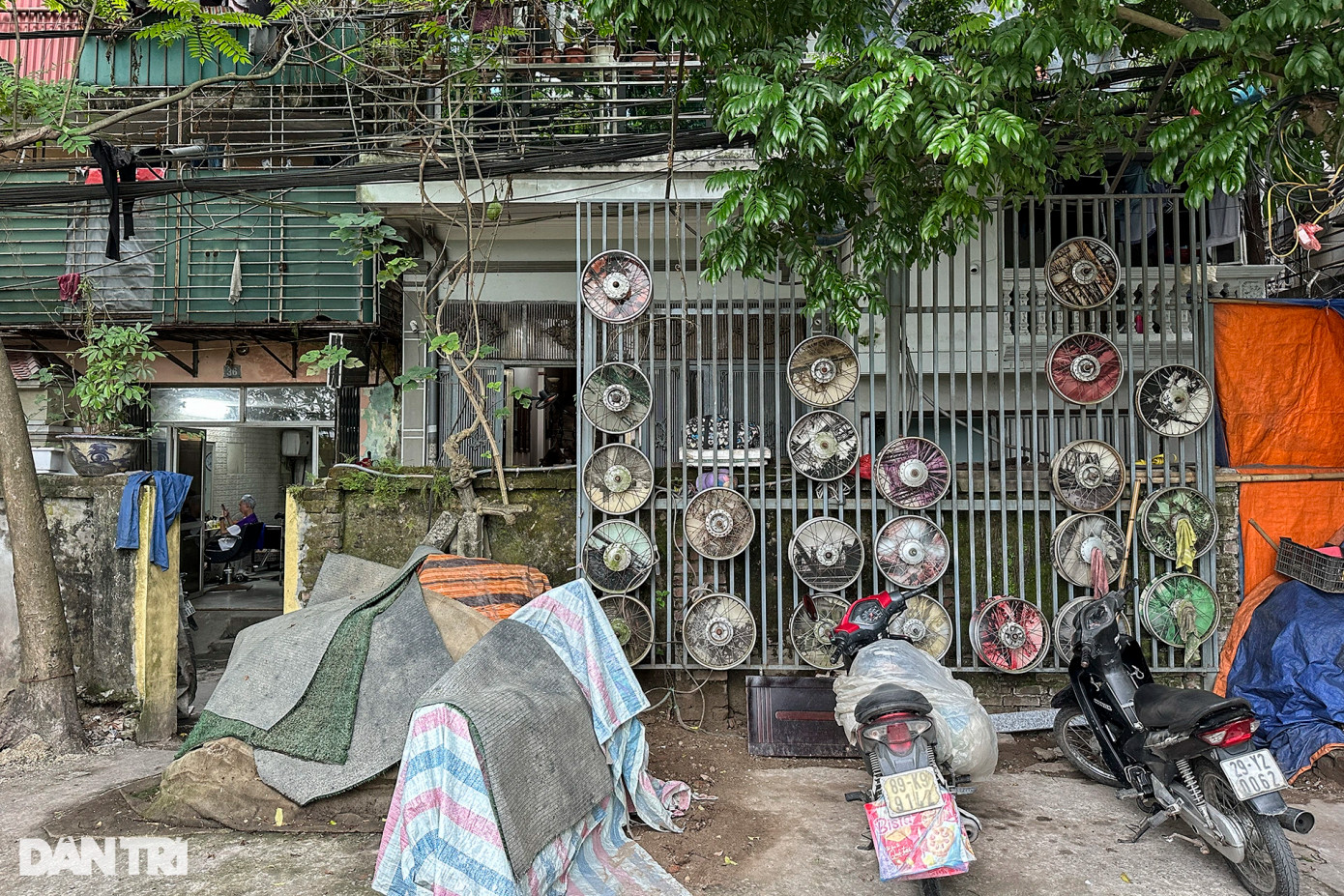 Một tác phẩm sử dụng các linh kiện hỏng của chiếc xe máy. Giới chuyên môn cho biết, nghệ thuật công cộng ngoài kinh phí thực hiện tác phẩm thì cần có chi phí duy tu bảo dưỡng định kỳ. Các tác phẩm ở không gian nghệ thuật Phúc Tân đến nay đã tồn tại được 3 năm và một số tác phẩm đã hư hỏng gần như hoàn toàn.