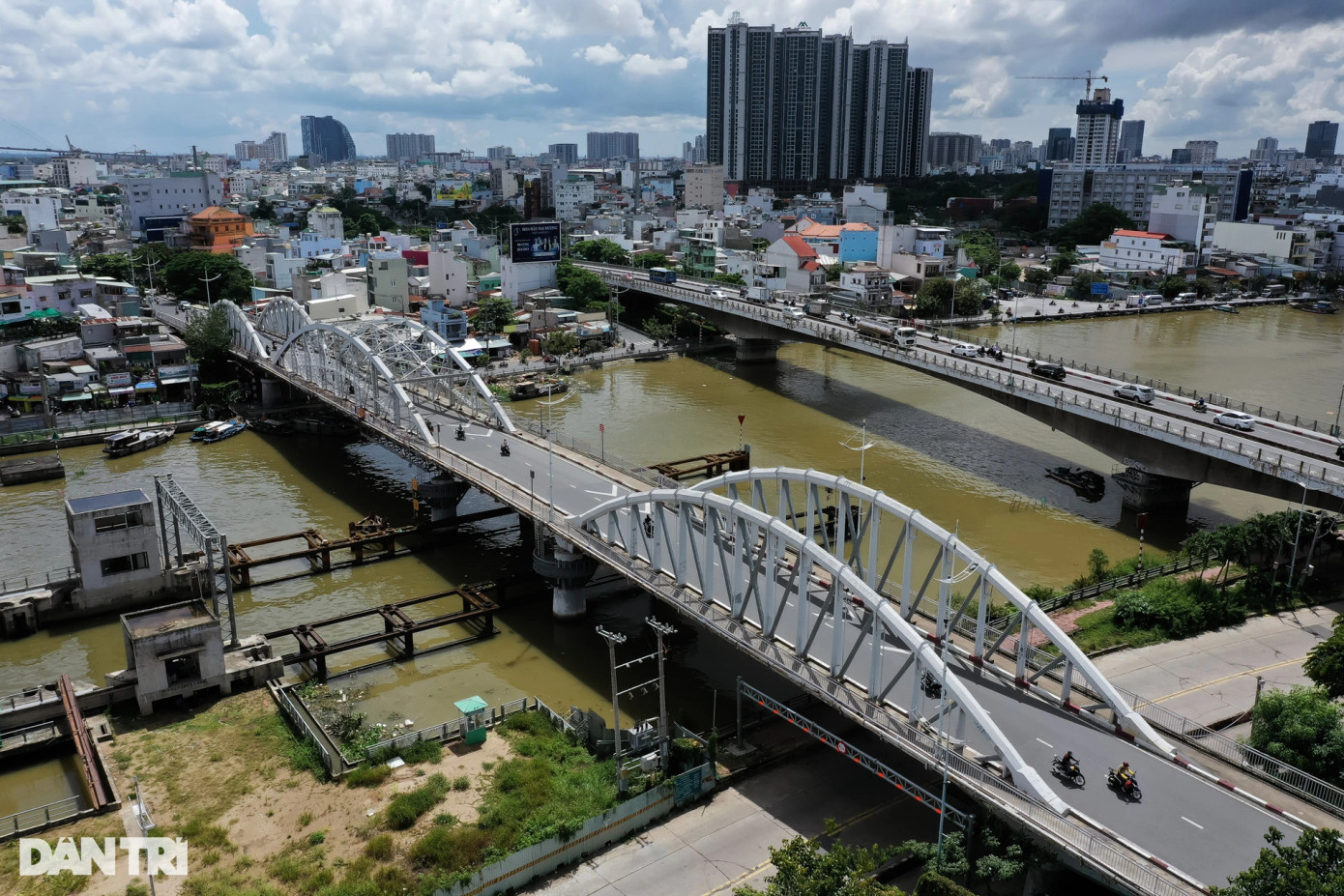 Cầu Tân Thuận 1 dài 241m, bề ngang 8m, bắc qua kênh Tẻ (một nhánh của sông Sài Gòn) kết nối quận 7 và quận 4.