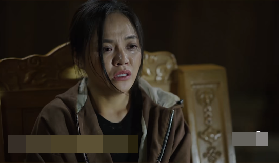 Cảnh khóc bị nhận xét gượng gạo của Thu Quỳnh trong phim Cuộc chiến không giới tuyến. Ảnh: Chụp màn hình.