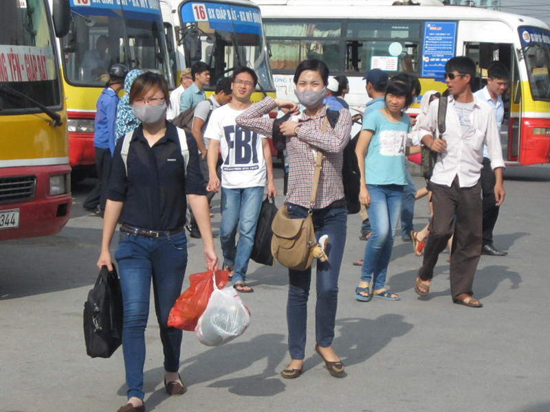 Gần trưa số lượng sĩ tử đổ về các bên xe ngày càng đông