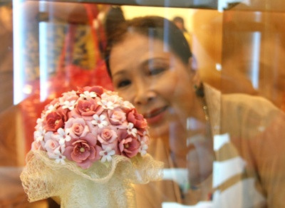 NSƯT Kim Xuân say mê ngắm hoa sứ. Chị luôn miệng thốt lên: “Tuyệt vời!”