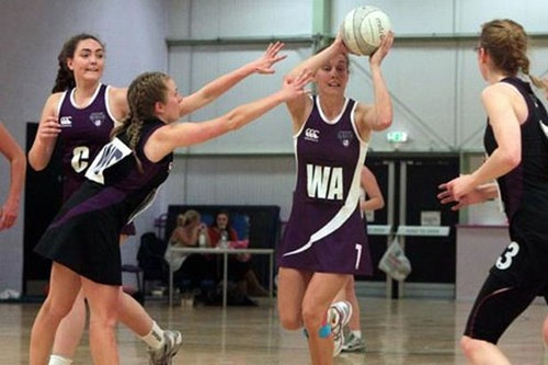 Bạn có tin rằng có một trận đấu bóng rổ với tỉ số 3.560 – 3.414 và kéo dài 72 tiếng không? Vào 2/2012, 23 thành viên của đội bóng rổ ĐH Durham đã thiết lập kỷ lục thế giới với trận bóng rổ dài nhất. Hai đội giành bốn tiếng đồng hồ trên một hiệp để đấu với nhau, trong trận đấu kéo dài này thậm chí đã có người còn nằm ngủ ngay trên sàn đấu Bài viết: http://news.zing.vn/Nhung-ky-luc-ky-quac-cua-sinh-vien-the-gioi-post359281.html#home_cate.tinmoi Nguồn Zing News 