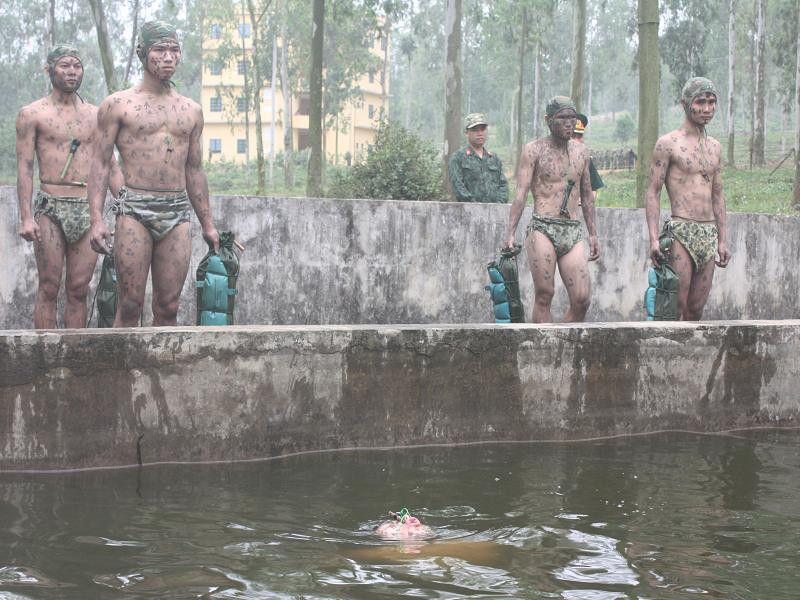 Những bài tập của đặc công nước người thường không thể kham nổi ....