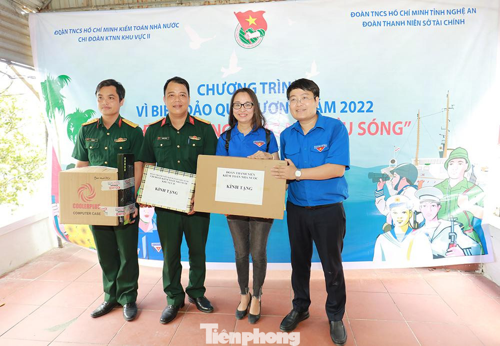 Chi đoàn Kiểm toán Nhà nước khu vực II tặng 1 bộ máy tính và hạt giống rau xanh Chi đoàn Kiểm toán Nhà nước khu vực II tặng 1 bộ máy tính và hạt giống rau xanh