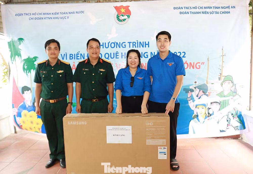 Đoàn Thanh niên Sở Tài chính tỉnh Nghệ An trao tặng Tiểu đoàn 1 Tivi