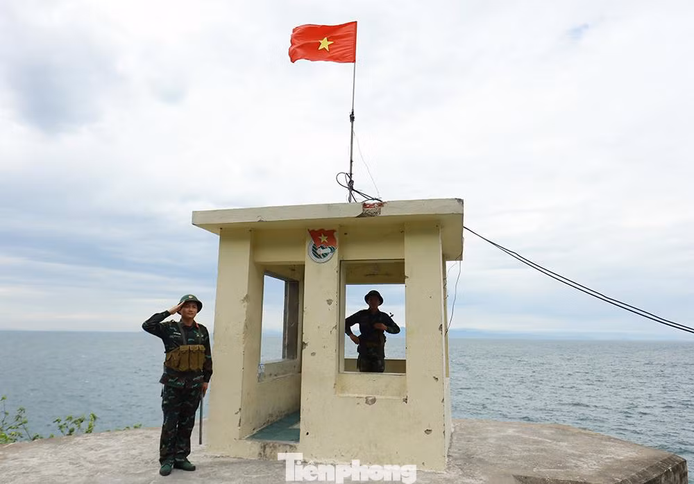 Các chiến sĩ canh gác trên Đảo Mắt