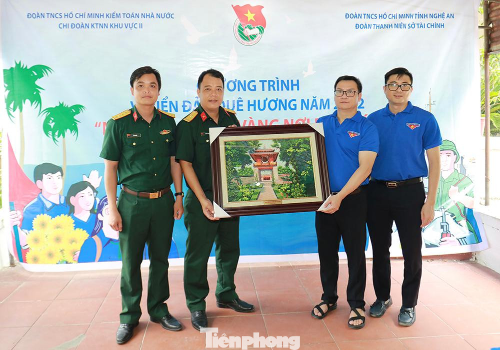 Trao tặng quà lưu niệm, 10 phần học bổng cho các cháu học sinh là con cán bộ, chiến sỹ đang công tác trên đảo; hỗ trợ một phần kinh phí sinh hoạt cho Tiểu đoàn với giá trị gần 30 triệu đồng Trao tặng quà lưu niệm, 10 phần học bổng cho các cháu học sinh là con cán bộ, chiến sỹ đang công tác trên đảo; hỗ trợ một phần kinh phí sinh hoạt cho Tiểu đoàn với giá trị gần 30 triệu đồng