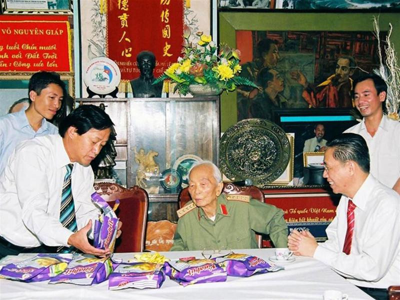 Ông Nguyễn Lâm Viên (ngồi, bên phải) và ông Nguyễn Lân Hùng đang giới thiệu với Đại tướng Võ Nguyên Giáp về sản phẩm từ cây mít