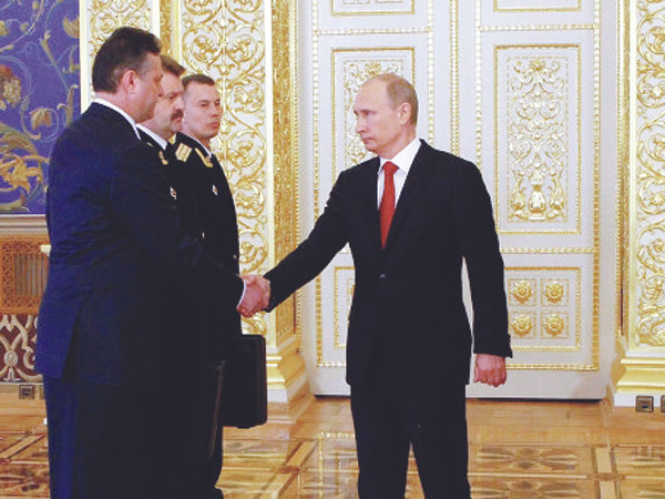 Tổng thống Putin (giữa) chào Tổng thống mãn nhiệm Medvedev và các tướng lĩnh Nga trước lễ nhậm chức ngày 7-5 Ảnh: Ria-Novosti. Tổng thống Putin (giữa) chào Tổng thống mãn nhiệm Medvedev và các tướng lĩnh Nga trước lễ nhậm chức ngày 7-5 Ảnh: Ria-Novosti