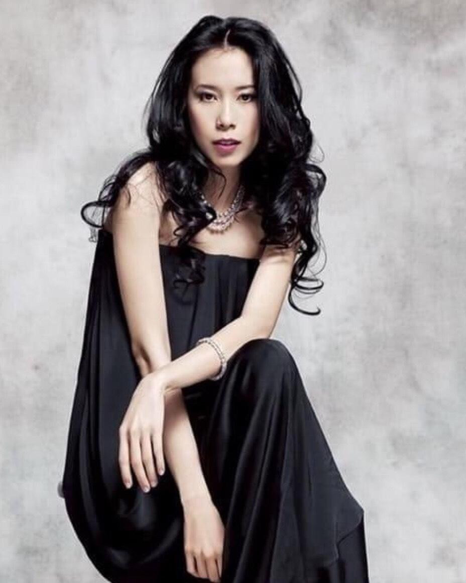 Thời gian còn ngồi trên ghế nhà trường, Mạc Văn Úy từng là một học sinh F5 (giỏi toàn diện), giành giải thưởng "Sinh viên xuất sắc Hong Kong" lần thứ nhất và không ít học bổng giá trị khác. Thời gian còn ngồi trên ghế nhà trường, Mạc Văn Úy từng là một học sinh F5 (giỏi toàn diện), giành giải thưởng "Sinh viên xuất sắc Hong Kong" lần thứ nhất và không ít học bổng giá trị khác.