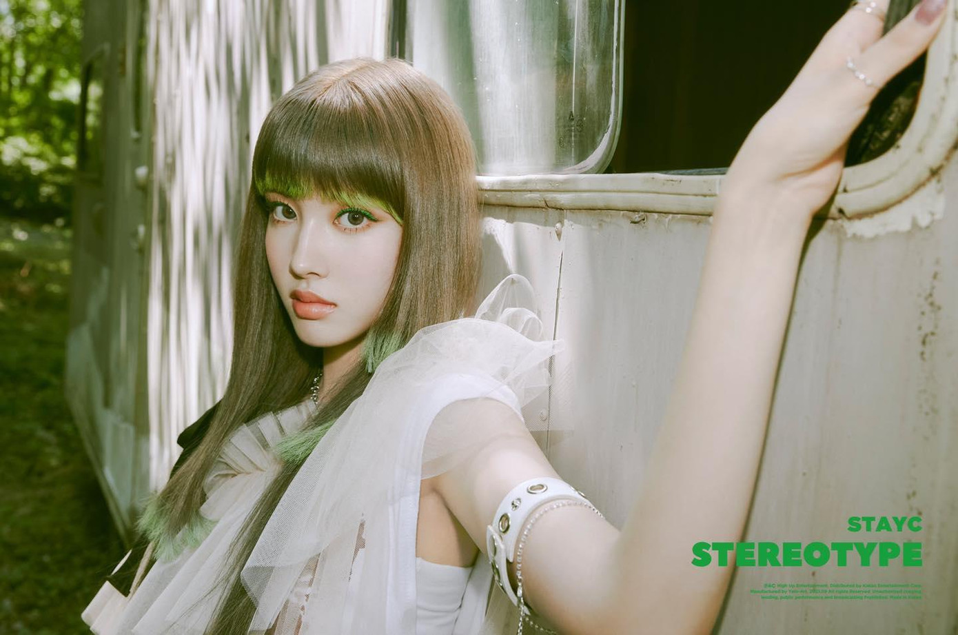 Đường nét gương mặt tựa búp bê của Yoon được cho là "cân đẹp" tạo hình tóc tỉa layer lệch, nhuộm ngọn tóc đầy khó hiểu từ stylist. Đường nét gương mặt tựa búp bê của Yoon được cho là "cân đẹp" tạo hình tóc tỉa layer lệch, nhuộm ngọn tóc đầy khó hiểu từ stylist.