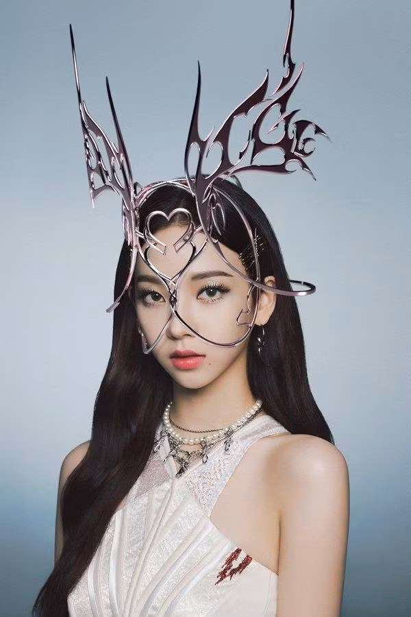 Karina sở hữu sống mũi đáng mơ ước của nhiều cô gái khi vừa thẳng, vừa cao. Dù không mang nét thanh thuần, trong sáng được dân Hàn ưa chuộng nhưng Karina vẫn hút ánh nhìn đối phương với visual ví như búp bê.