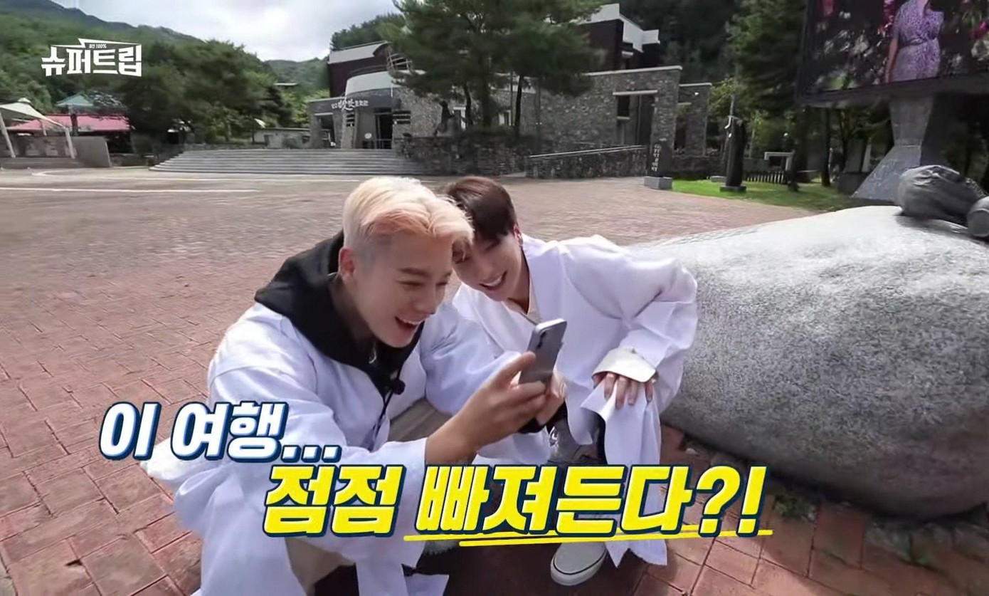 Này có phải là lỡ chụp dìm xấu anh em xong túm lại cười không Donghae ơi!