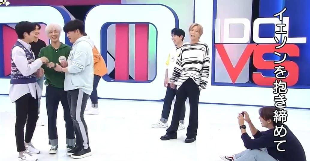 Donghae luôn chụp lại những khoảnh khắc làm trò của các anh.