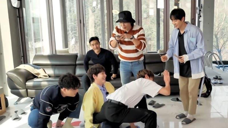 Một loạt các bức ảnh với 1001 biểu cảm khó đỡ sẽ được Donghae công khai nếu SUPER JUNIOR tan rã.